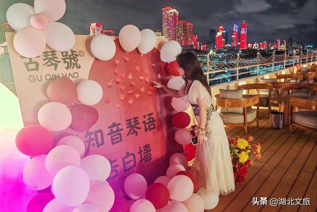 长江夜游玩出“River walk（江上漫步）”新高度青年情